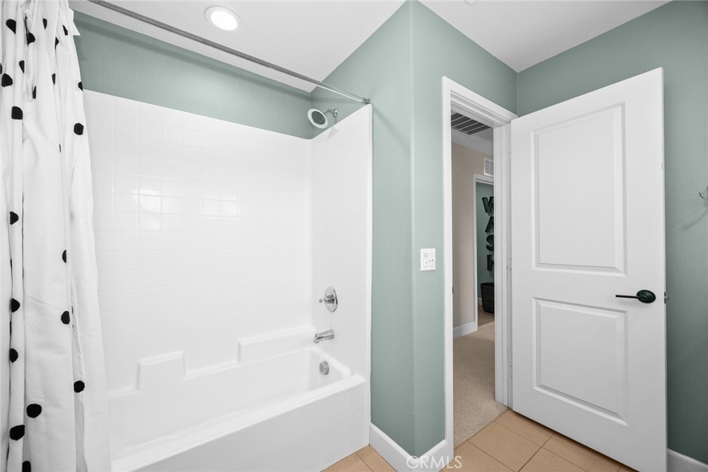 843 Orchid Way, Unit D Azusa, CA 91702 - Photo 26 of 38 a bathroom with a bathtub