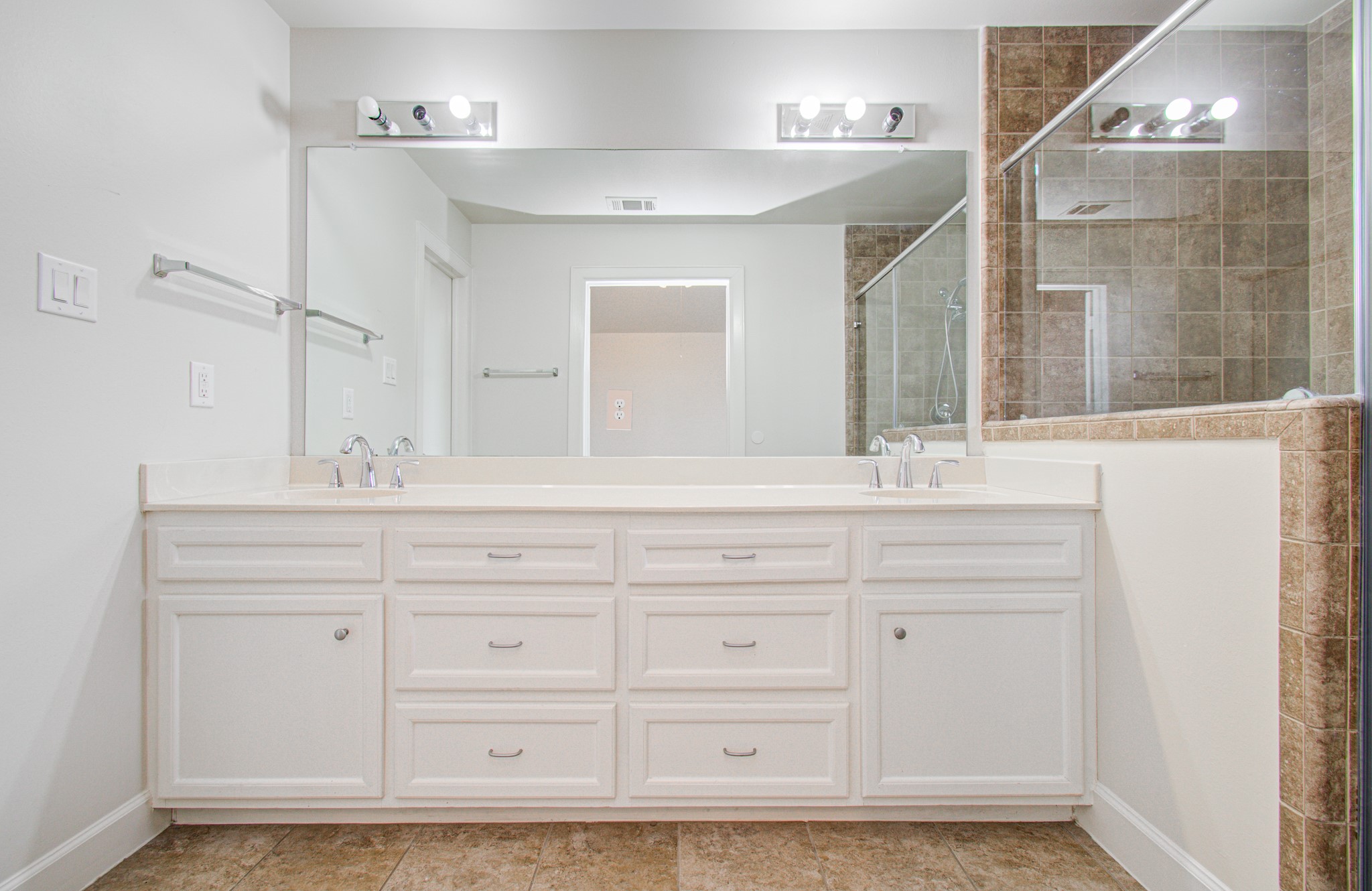 624 East 39th Street Houston, TX 77022 - Photo 23 of 37 a bathroom with a sink vanity and mirror