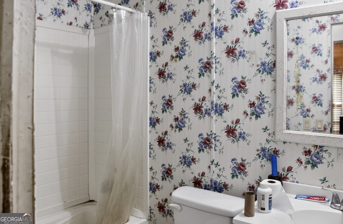 4402 Harper Road Metter, GA 30439 - Photo 16 of 19 a bathroom with a shower curtain and a curtain