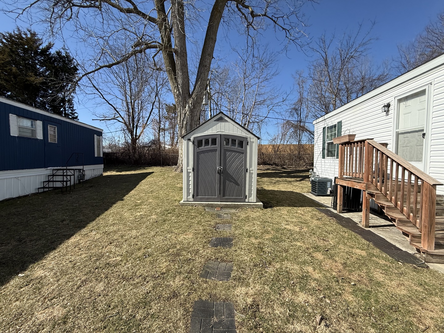 38455 North Sheridan Road, Unit 768 Beach Park, IL 60087 - Photo 15 of 15 a view of a back yard of the house