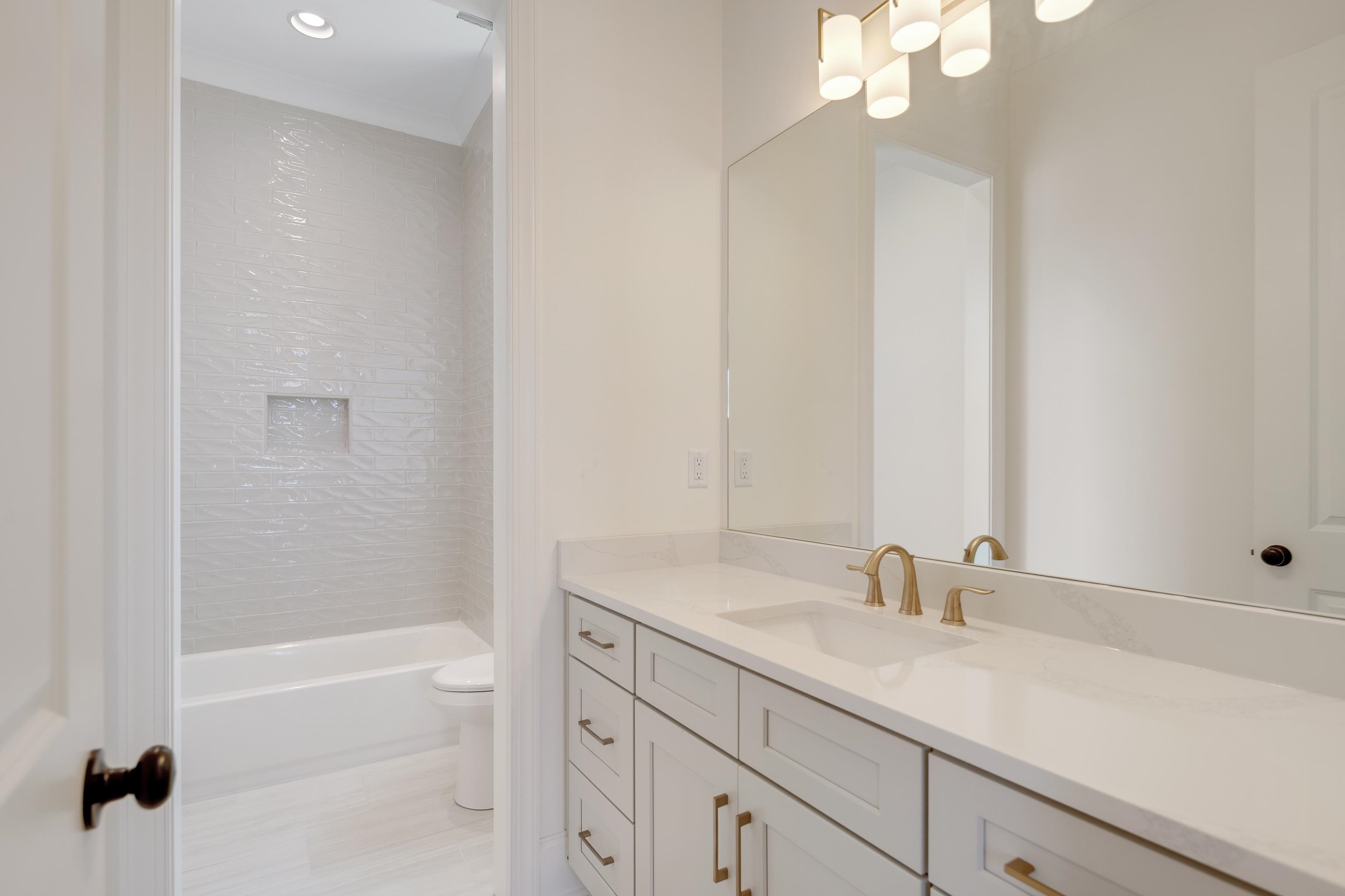 10145 Nighthawk Cove Collierville, TN 38017 - Photo 16 of 25 a bathroom with a sink a tub and a mirror