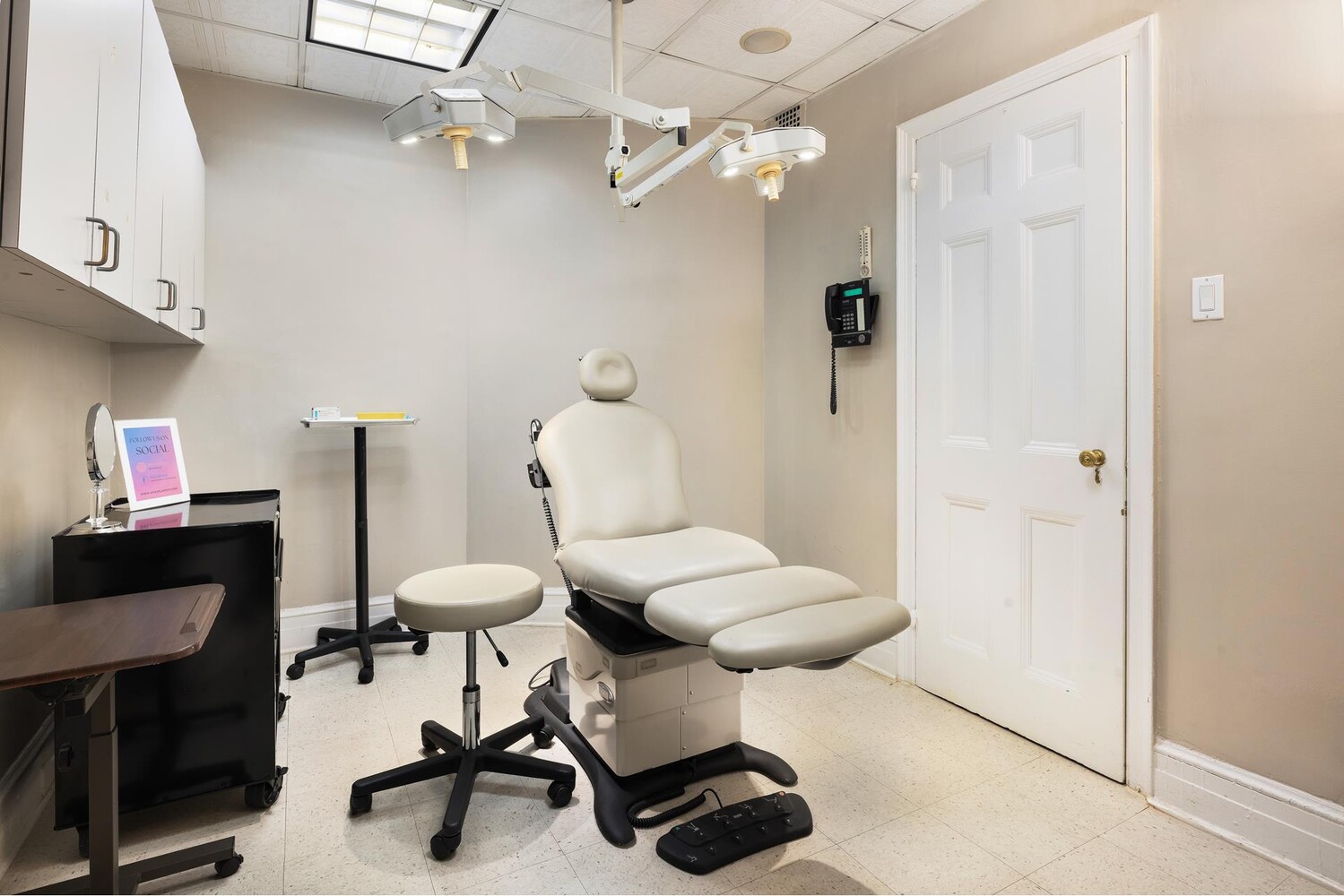 895 Park Avenue, Unit 1B Manhattan, NY 10075 - Photo 4 of 6 a view of a workspace with furniture and a window