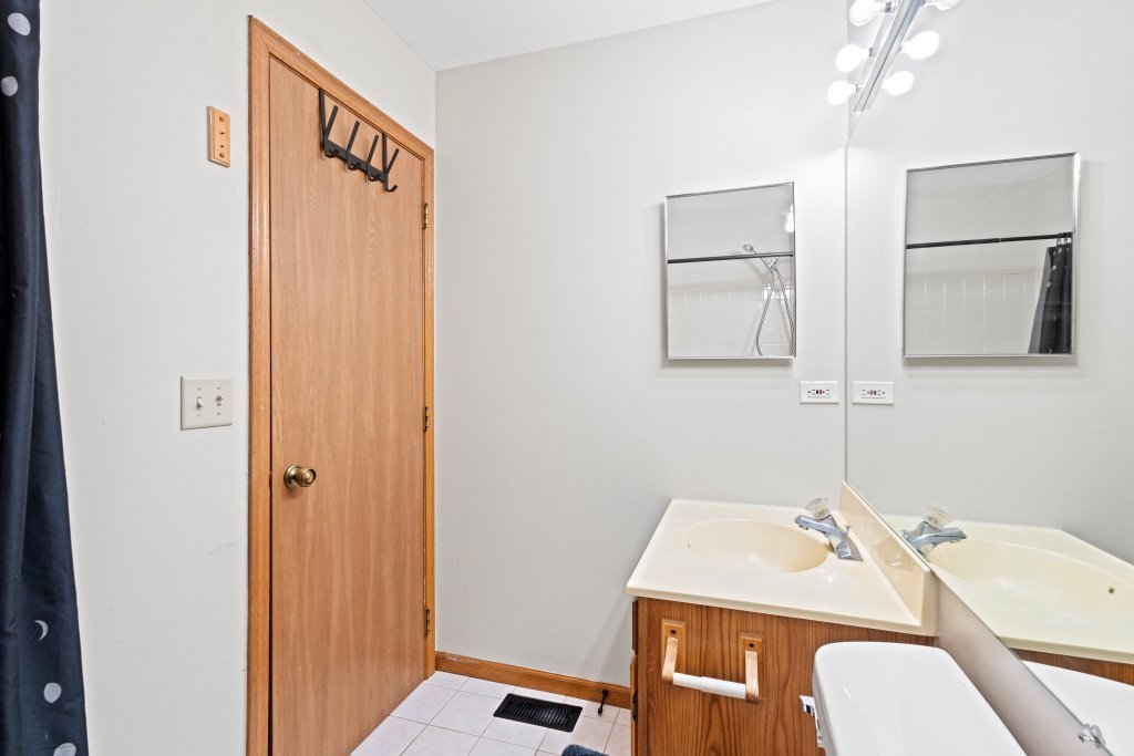 798 Burning Trail Carol Stream, IL 60188 - Photo 17 of 40 a bathroom with a sink and toilet