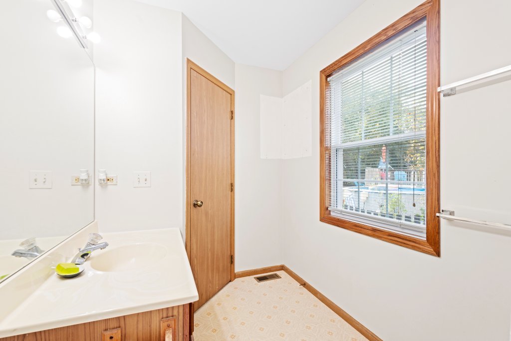 798 Burning Trail Carol Stream, IL 60188 - Photo 18 of 40 a bathroom with a sink and a mirror