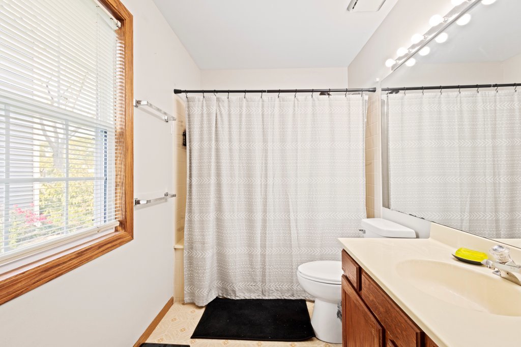 798 Burning Trail Carol Stream, IL 60188 - Photo 19 of 40 a bathroom with a sink a toilet and shower