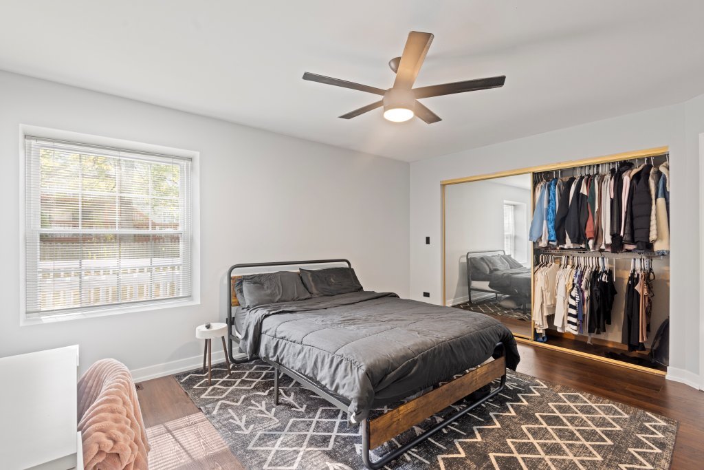 798 Burning Trail Carol Stream, IL 60188 - Photo 8 of 40 a bedroom with a large bed and a window