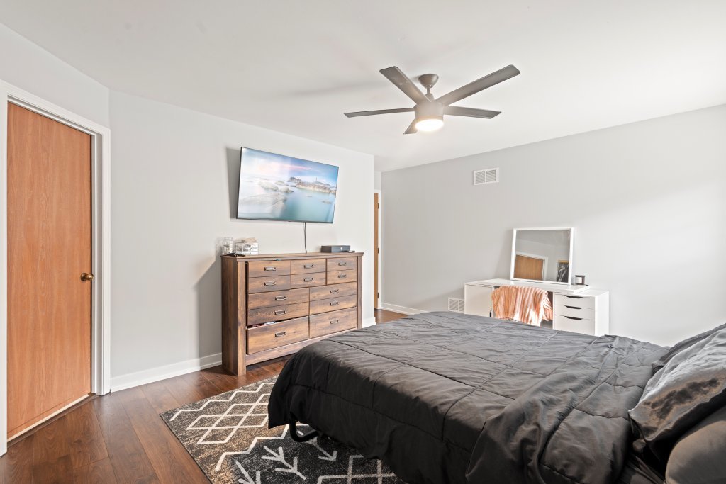 798 Burning Trail Carol Stream, IL 60188 - Photo 9 of 40 a bedroom with a bed and a desk