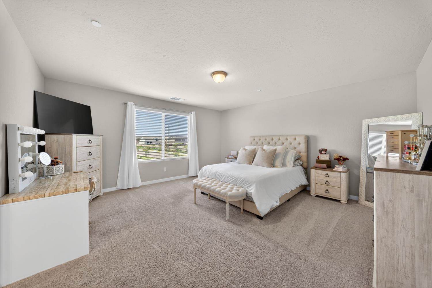 4219 North Reed Avenue Fresno, CA 93723 - Photo 20 of 38 Primary Bedroom