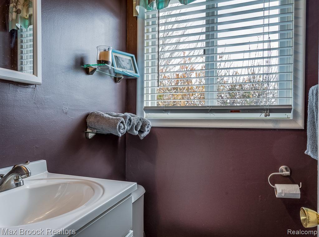 112 Clarkston Road Clarkston, MI 48346 - Photo 13 of 25 Main Floor Lavatory