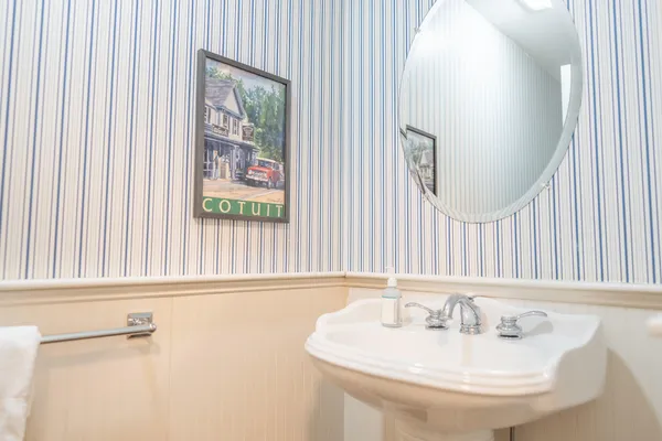 $1,900,000 | 10 Abbey Gate Road, Cotuit, MA 02635