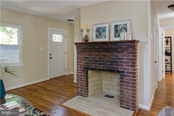 1201 Harper Road Silver Spring, MD 20903 - Photo 7 of 28 Living Room