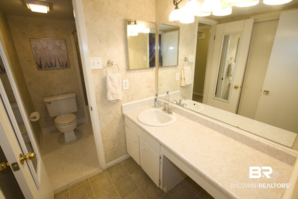 236 Riverbend Drive, Unit 236 Mobile, AL 36605 - Photo 17 of 25 Bathroom