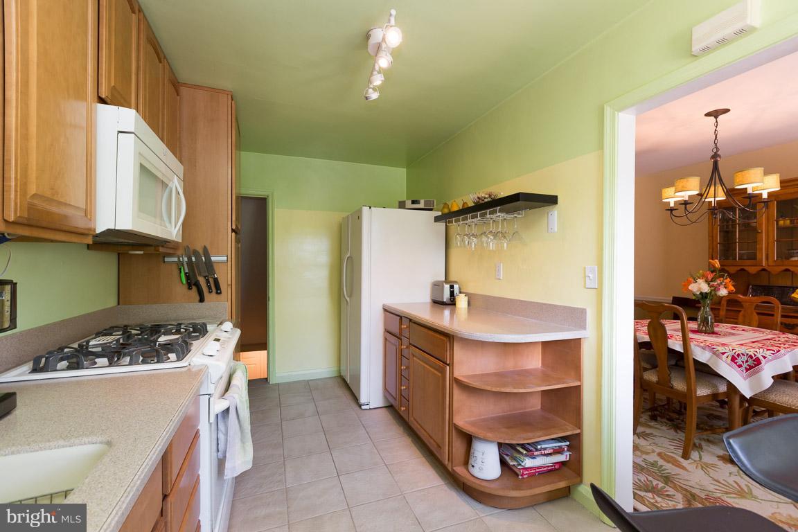 1049 Winsford Road Baltimore, MD 21204 - Photo 11 of 30 Kitchen