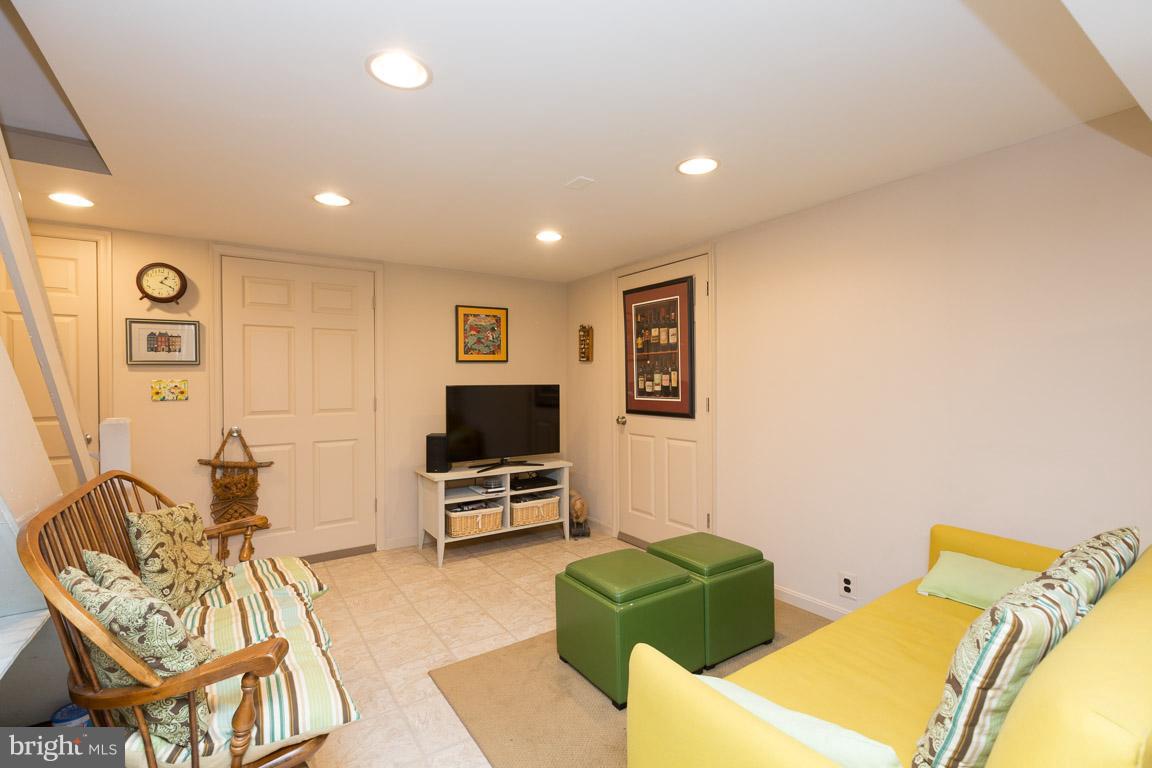 1049 Winsford Road Baltimore, MD 21204 - Photo 23 of 30 Family Room