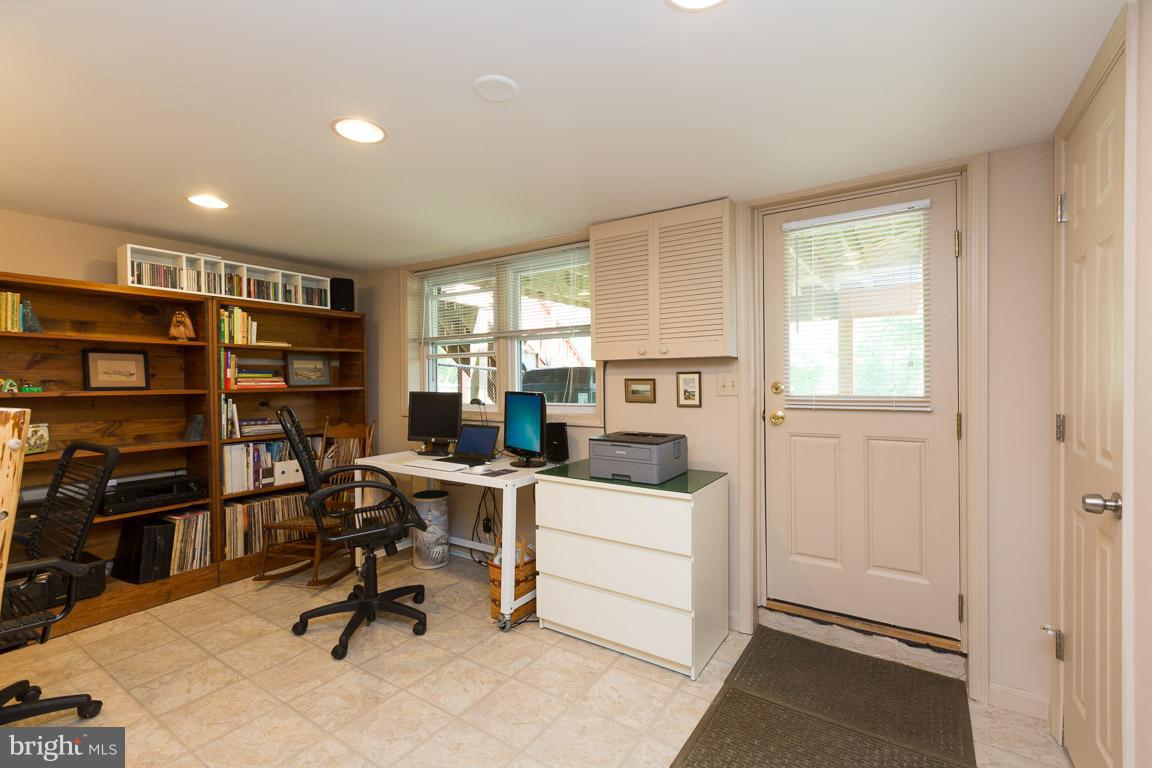 1049 Winsford Road Baltimore, MD 21204 - Photo 26 of 30 Family Room