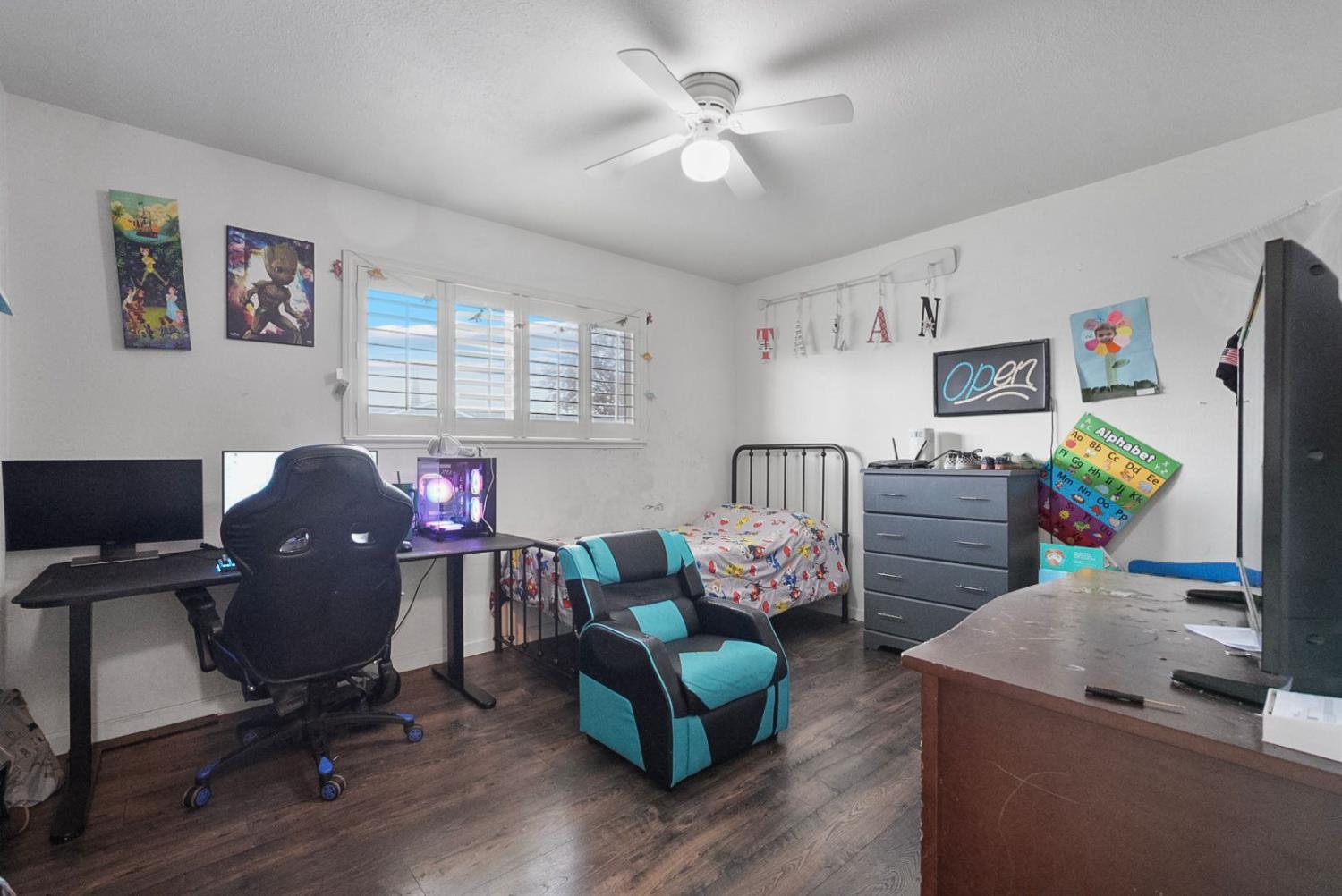 3360 Stanley Avenue Turlock, CA 95382 - Photo 13 of 17 a living room with furniture and a flat screen tv