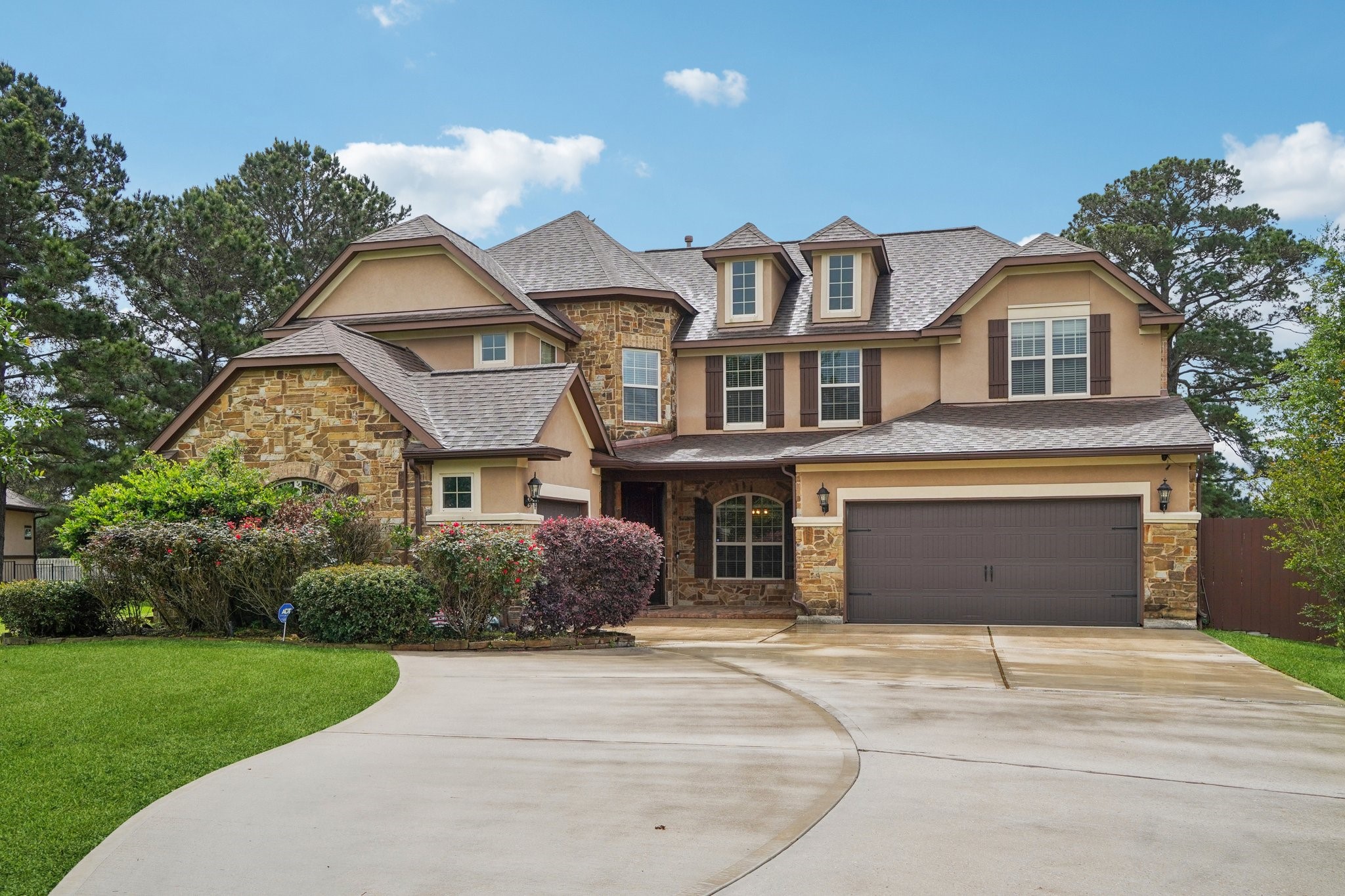 19089 Grandview Point Montgomery, TX 77356 - Photo 12 of 48 a front view of a house with a garden