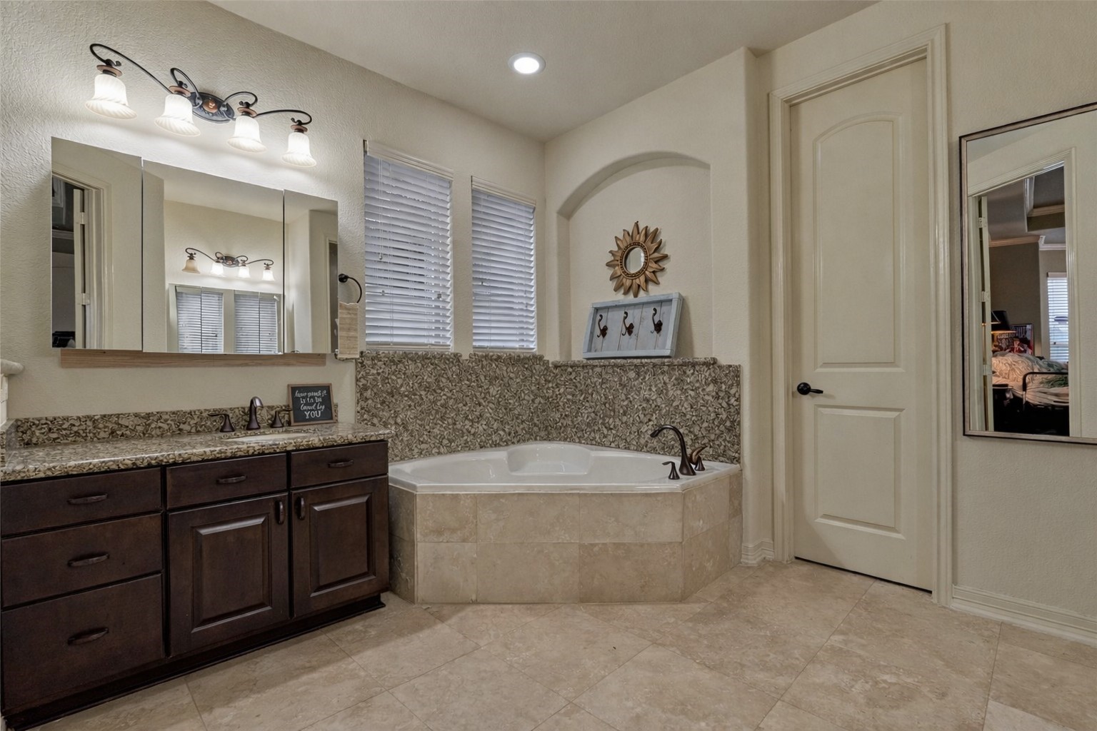 19089 Grandview Point Montgomery, TX 77356 - Photo 31 of 48 a bathroom with a tub a sink and mirror