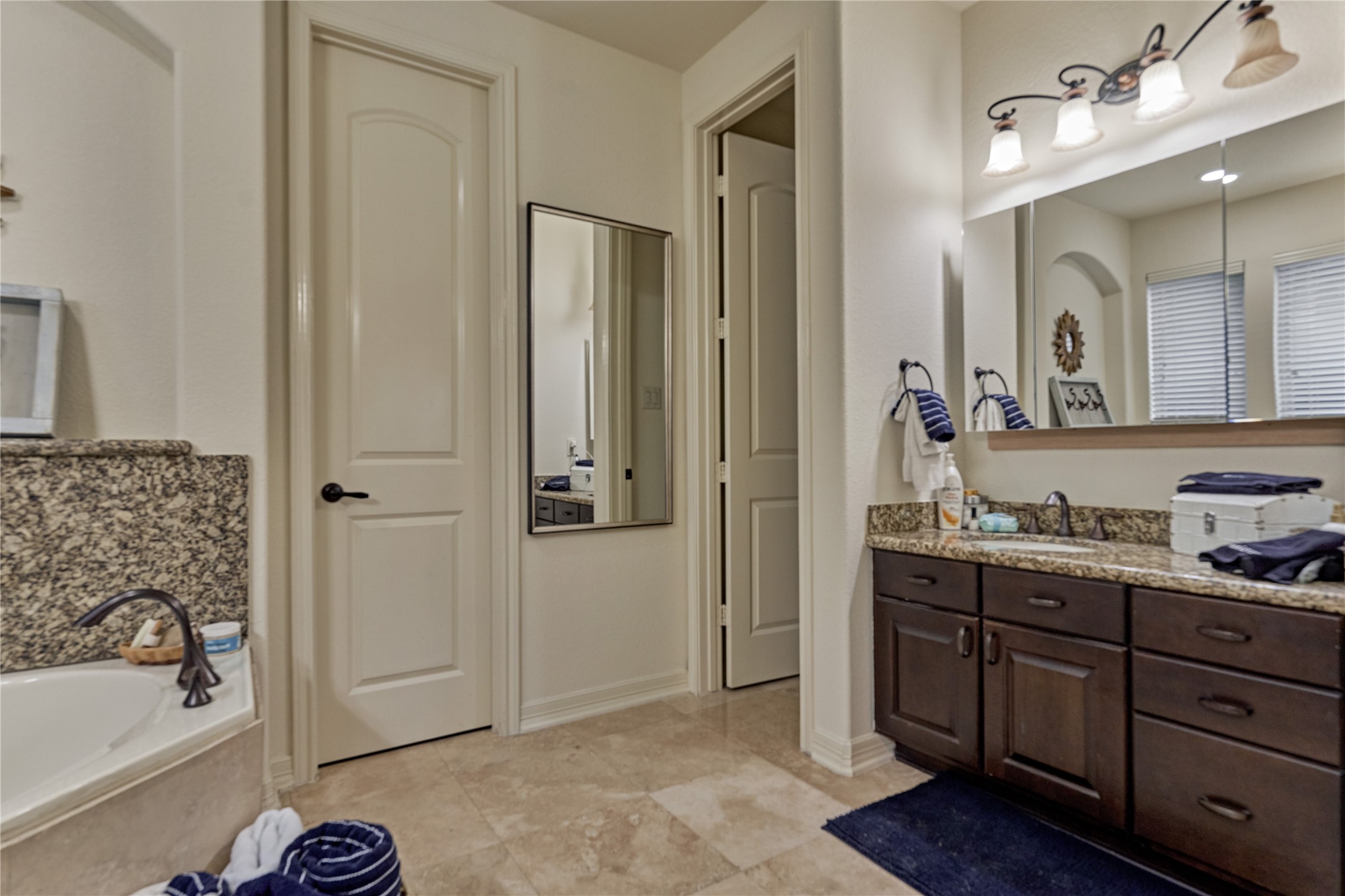 19089 Grandview Point Montgomery, TX 77356 - Photo 32 of 48 a bathroom with a tub a sink and a mirror