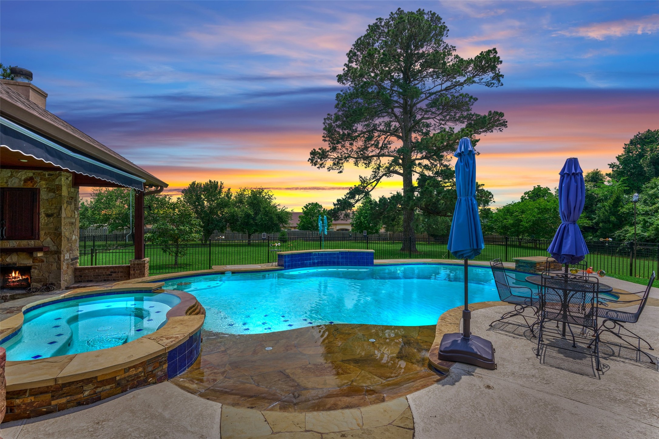 19089 Grandview Point Montgomery, TX 77356 - Photo 8 of 48 a view of swimming pool with lounge chair and couch