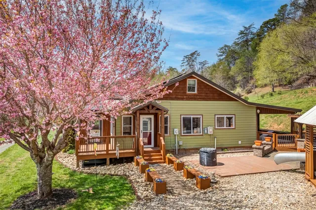 a view of a house with backyard and sitting area