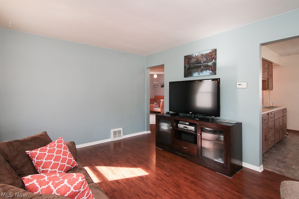 1215 Hillsdale Road Parma, OH 44134 - Photo 3 of 26