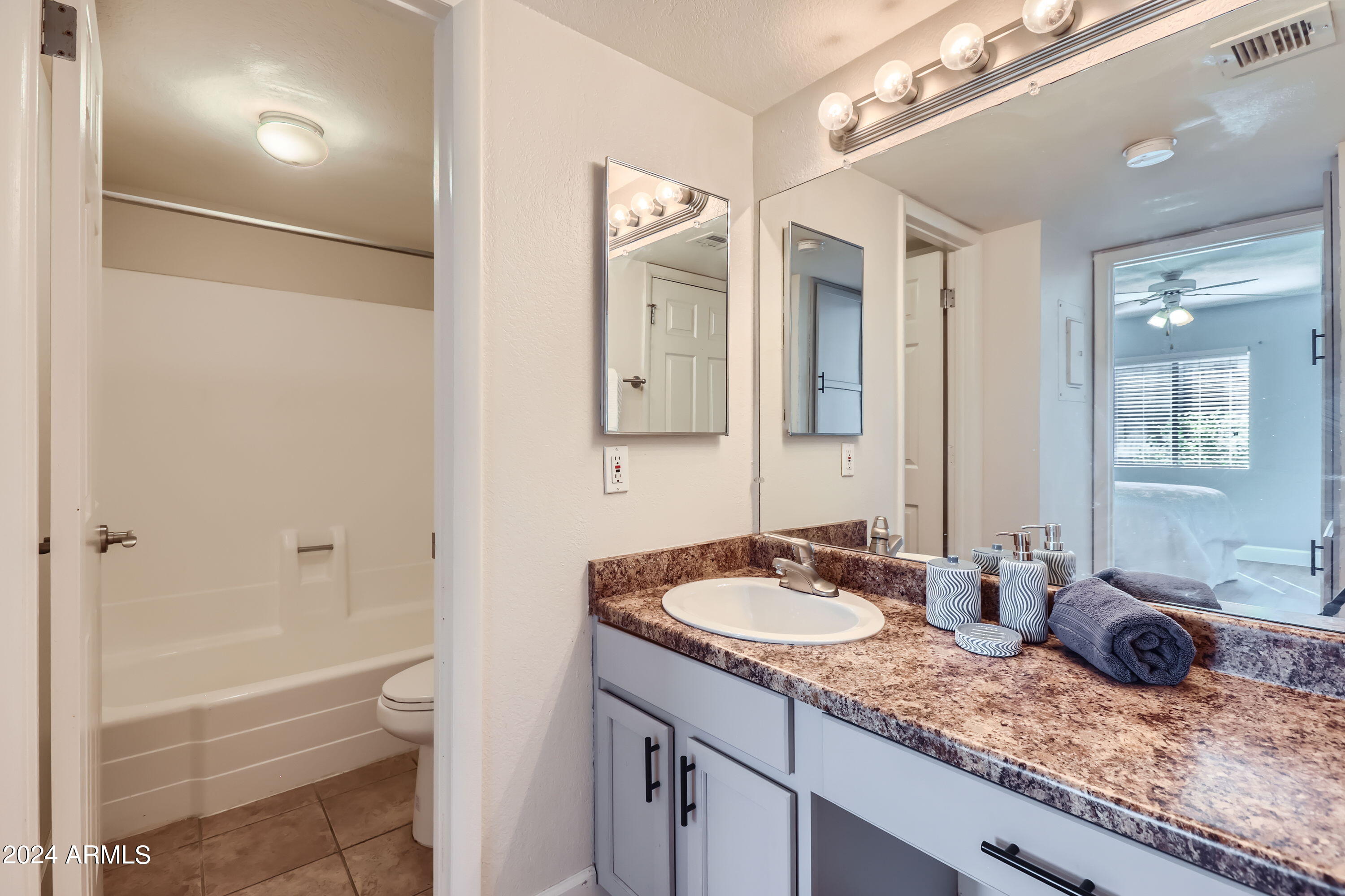 3825 East Camelback Road, Unit 130 Phoenix, AZ 85018 - Photo 9 of 20 3825 E Camelback Rd 130 - MLS Sized - 00