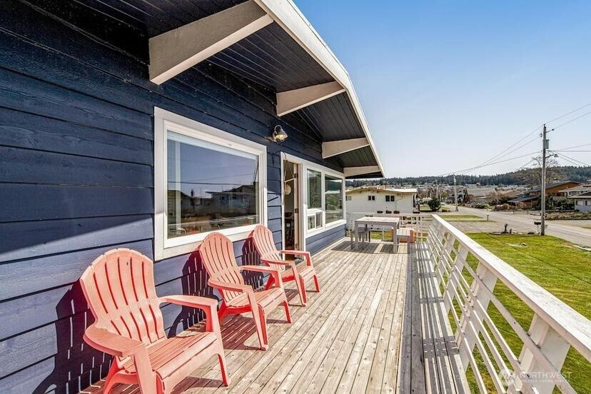2577 Sunlight Beach Road Clinton, WA 98236 - Photo 2 of 34