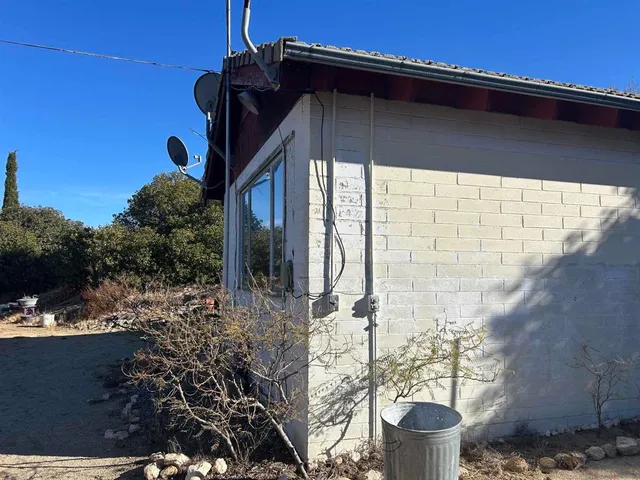a view of a small house with yard