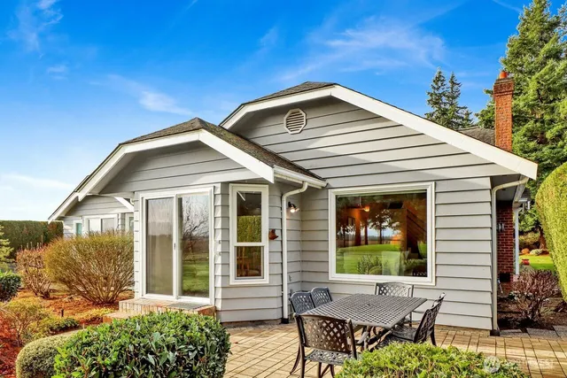 a view of a house with backyard