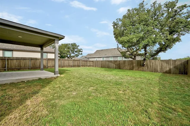 a view of a house with backyard and garden