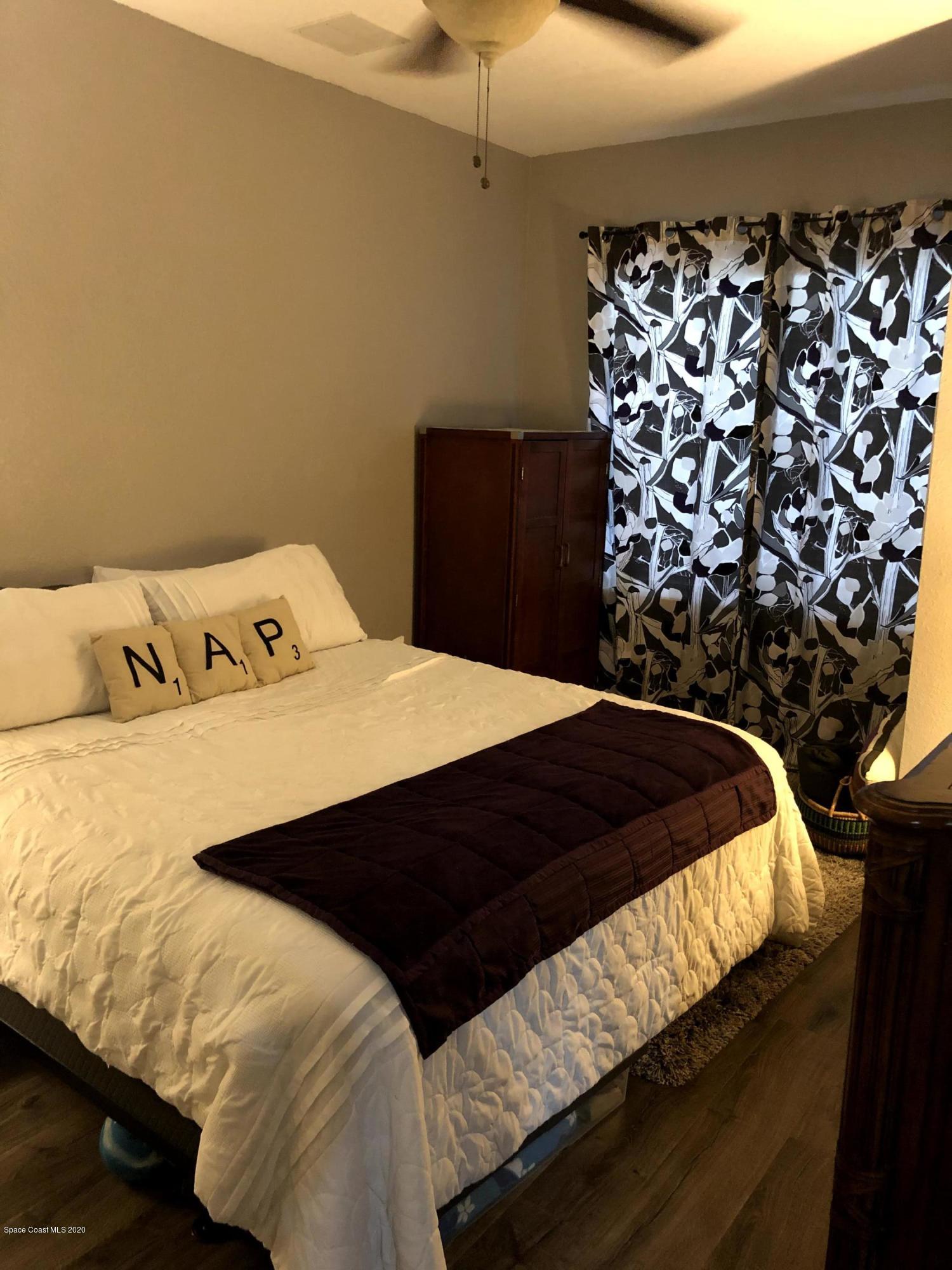 100 Turpial Way, Unit 107 Melbourne, FL 32901 - Photo 33 of 49 a bedroom with a bed and a window