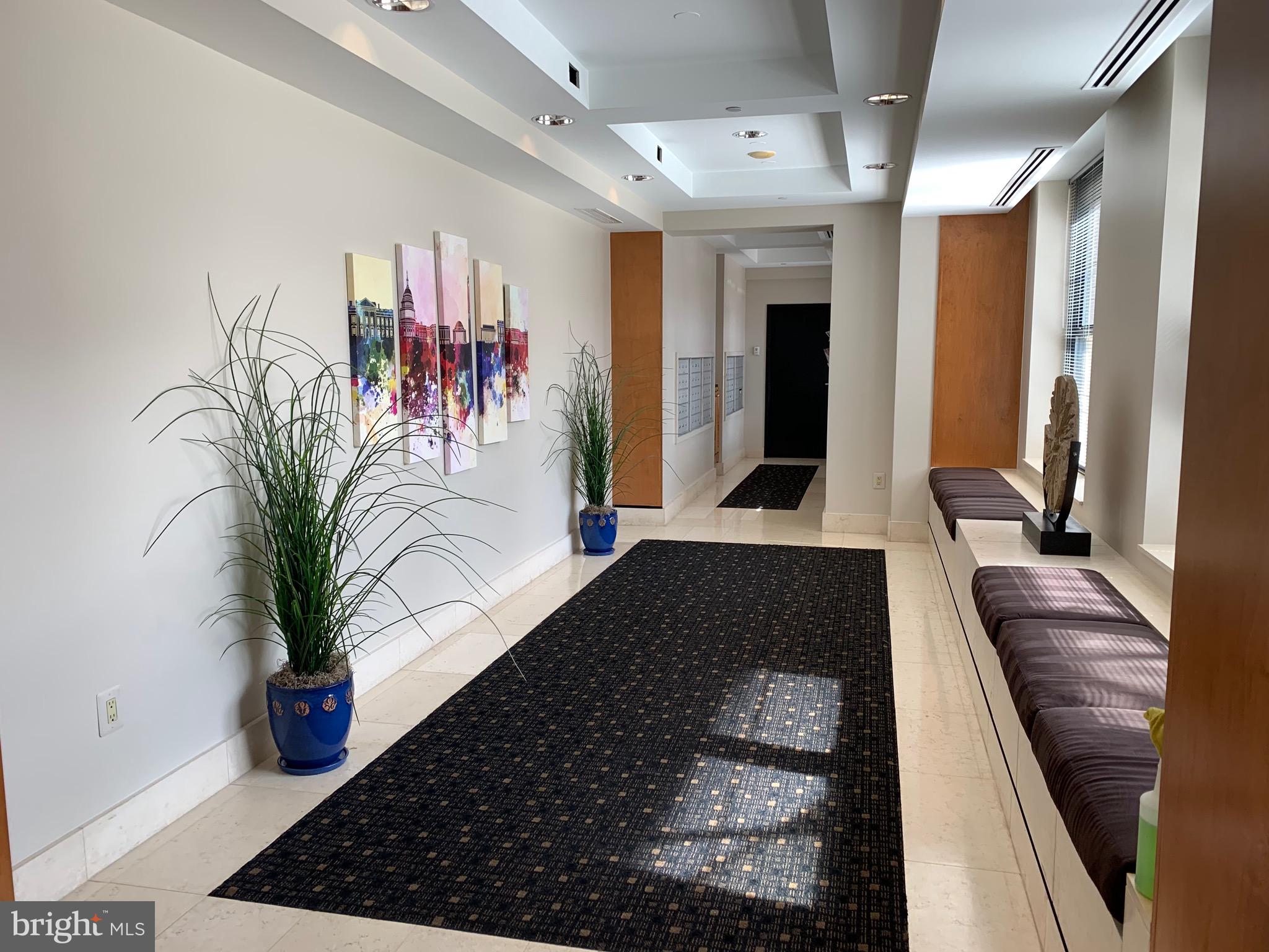 1830 Fountain Drive, Unit 607 Reston, VA 20190 - Photo 4 of 26 a living room with furniture and a potted plant