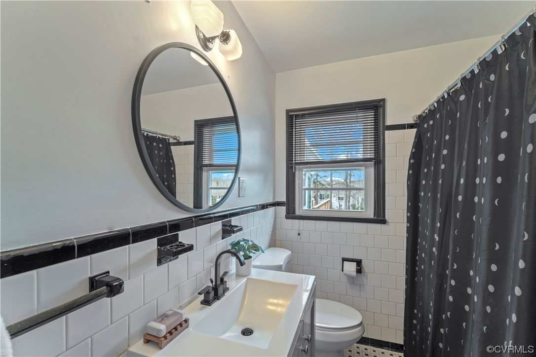 3600 Gregory Pond Road Chesterfield, VA 23236 - Photo 14 of 36 a bathroom with a toilet a sink and a mirror