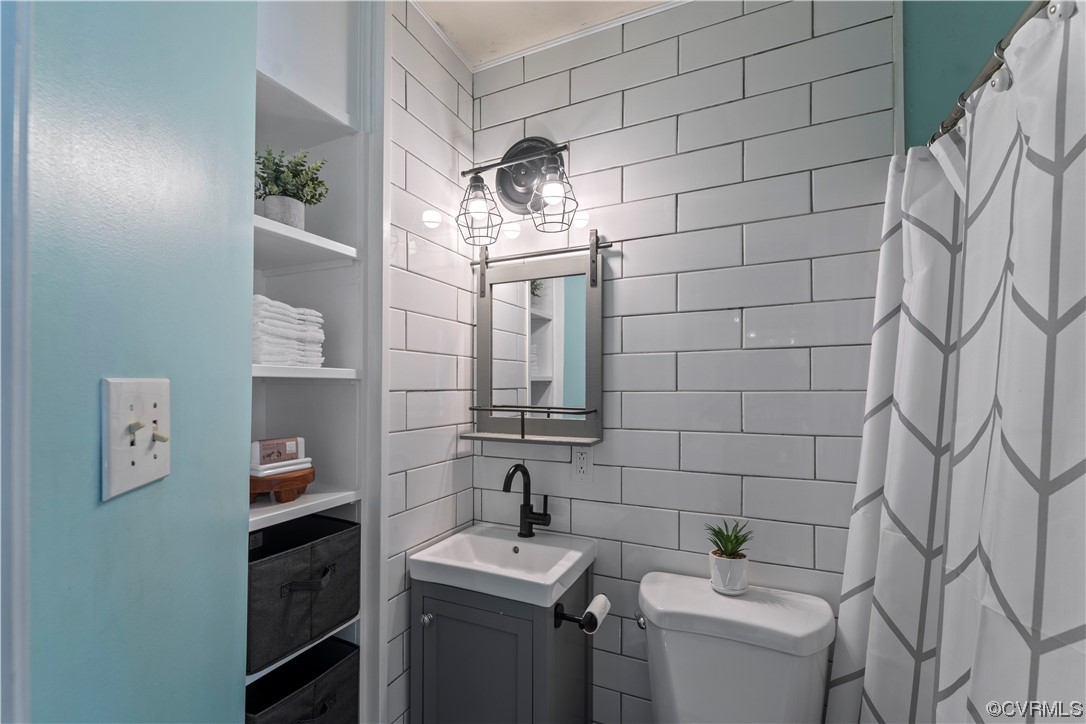 3600 Gregory Pond Road Chesterfield, VA 23236 - Photo 21 of 36 a bathroom with a sink toilet and vanity