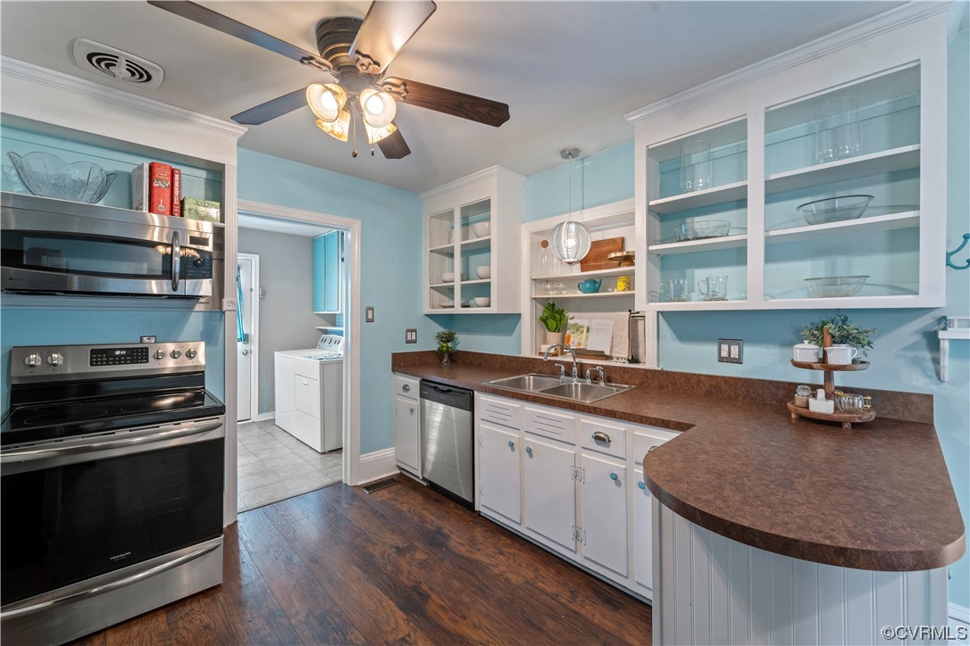 3600 Gregory Pond Road Chesterfield, VA 23236 - Photo 7 of 36 a kitchen with stainless steel appliances granite countertop a sink stove and refrigerator
