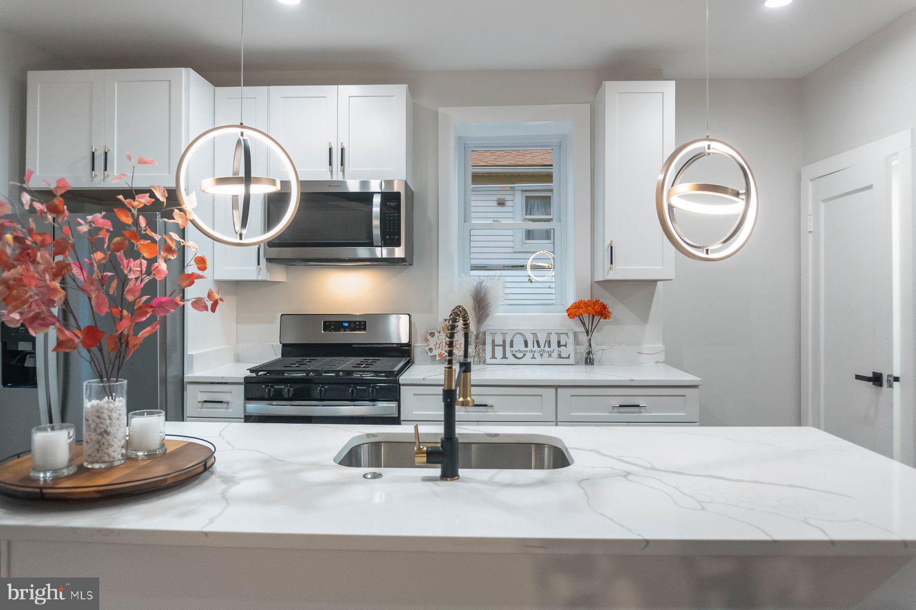 5216 Biddison Lane Baltimore, MD 21206 - Photo 8 of 32 a living room with furniture and a mirror