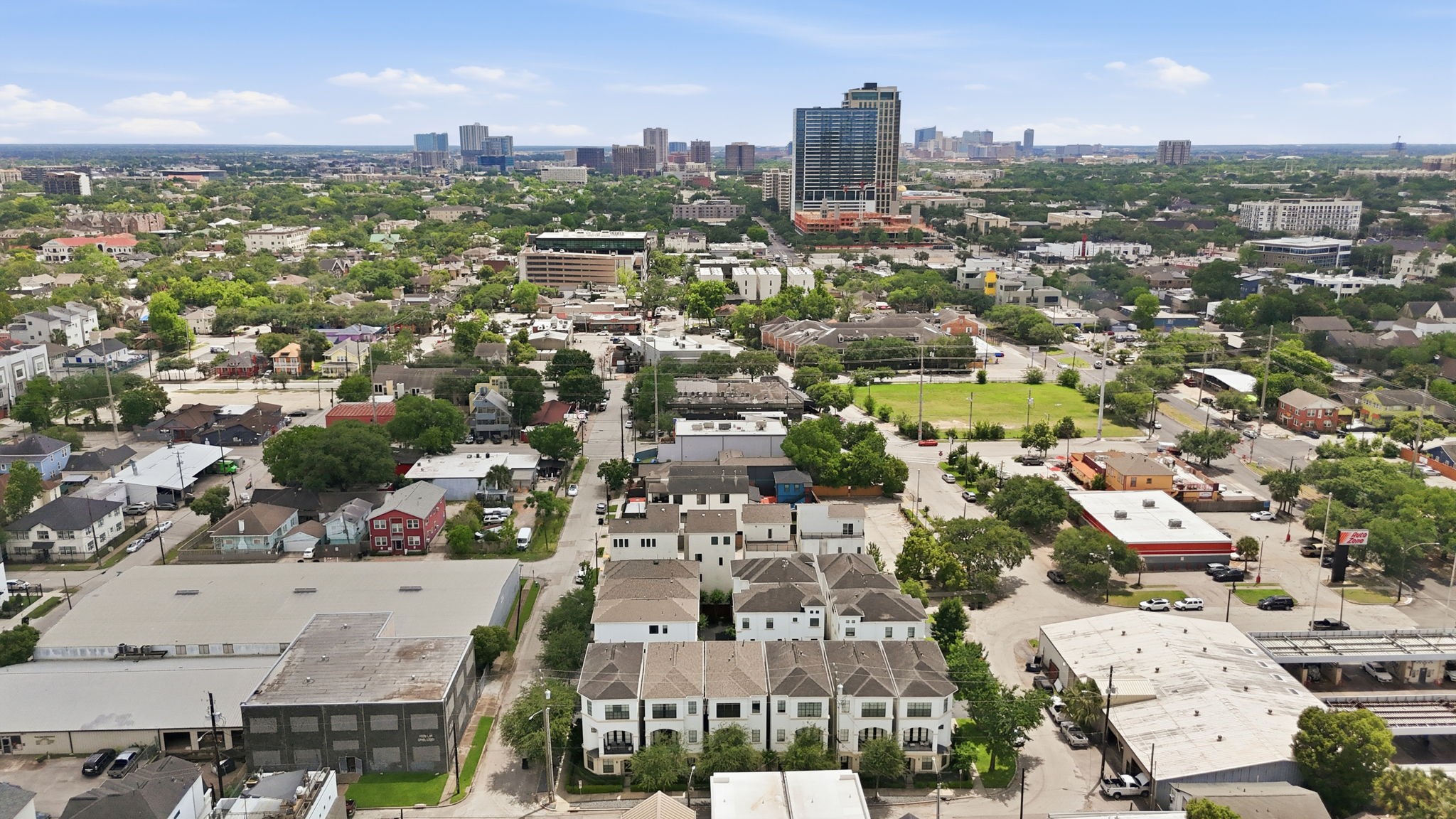 911 West Drew Street Houston, TX 77006 - Photo 34 of 44 an aerial view of a city with lots of residential buildings