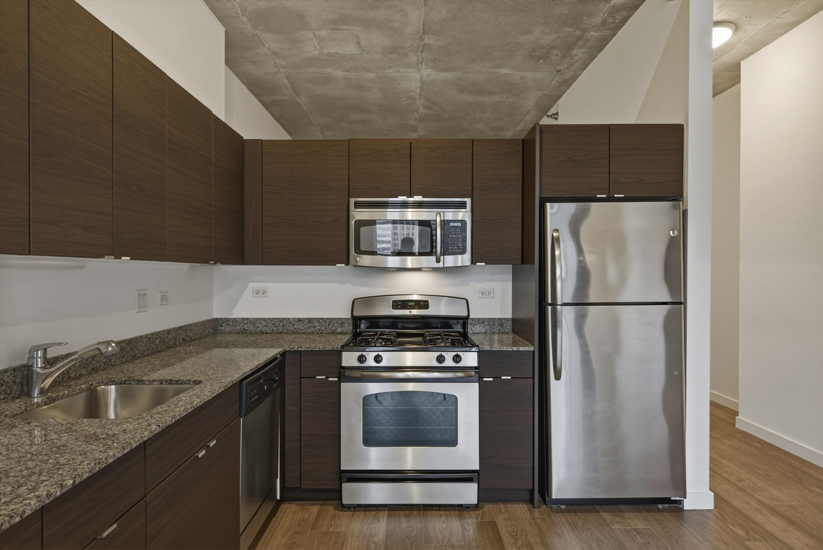 235 West Van Buren Street, Unit 3021 Chicago, IL 60607 - Photo 3 of 17