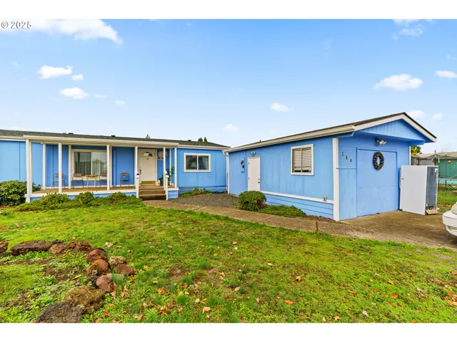 a view of a house with backyard and garden