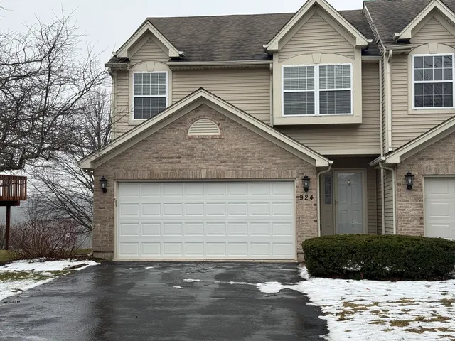 $2,500 | 924 Windstone Court, Unit 924, Lake In The Hills, IL 60156