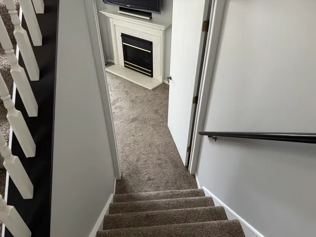 $2,500 | 924 Windstone Court, Unit 924, Lake In The Hills, IL 60156