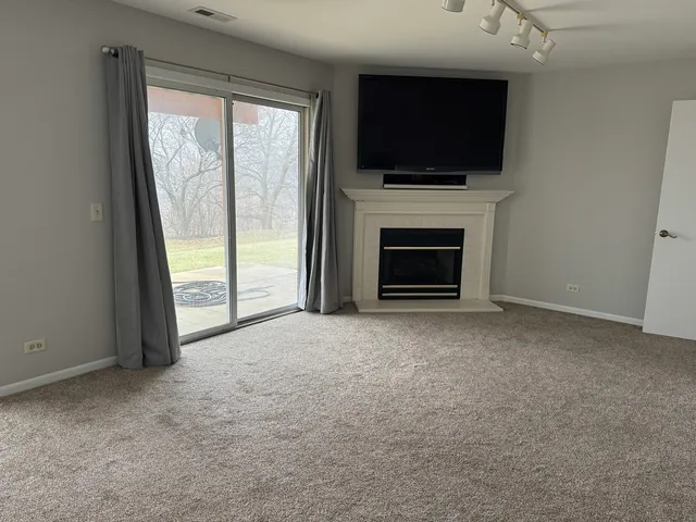 $2,500 | 924 Windstone Court, Unit 924, Lake In The Hills, IL 60156