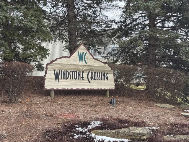 $2,500 | 924 Windstone Court, Unit 924, Lake In The Hills, IL 60156