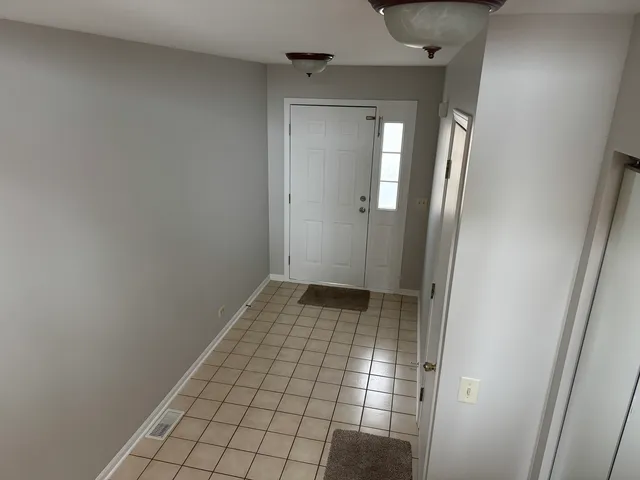 $2,500 | 924 Windstone Court, Unit 924, Lake In The Hills, IL 60156