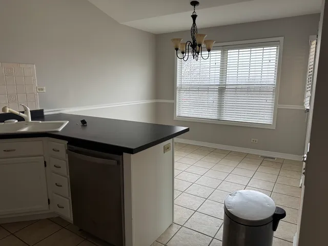 $2,500 | 924 Windstone Court, Unit 924, Lake In The Hills, IL 60156