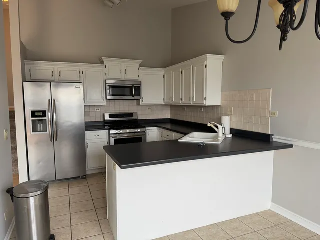 $2,500 | 924 Windstone Court, Unit 924, Lake In The Hills, IL 60156