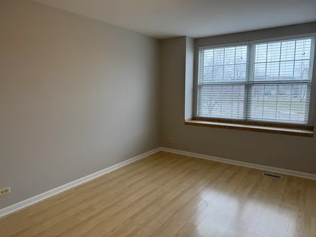 $2,500 | 924 Windstone Court, Unit 924, Lake In The Hills, IL 60156