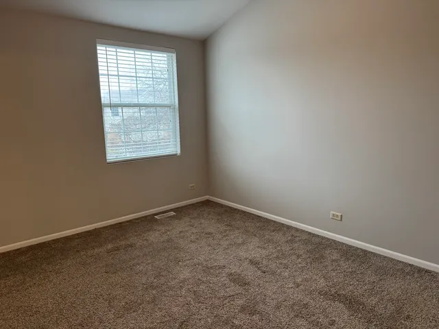 $2,500 | 924 Windstone Court, Unit 924, Lake In The Hills, IL 60156