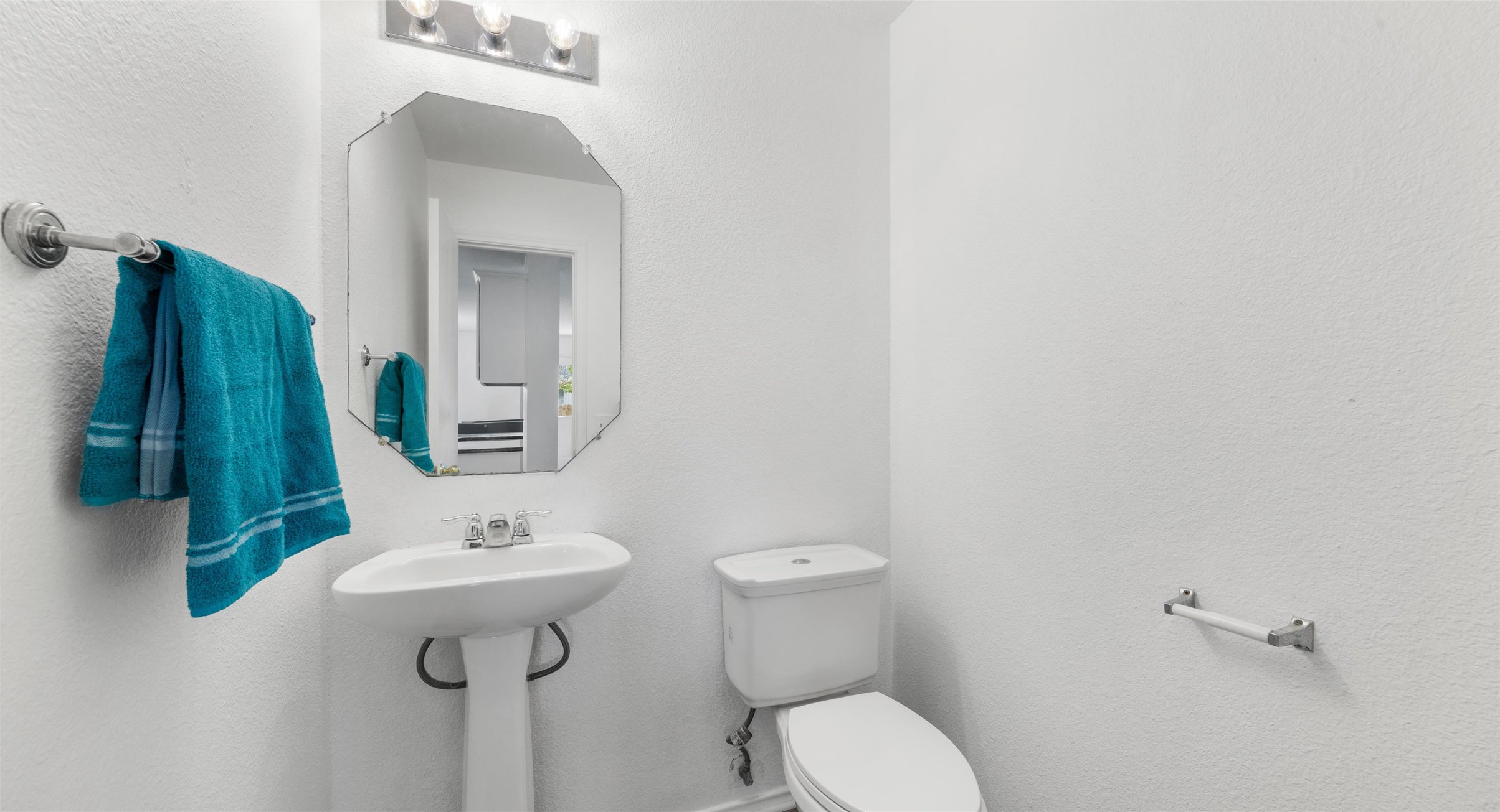 248 Endeavour Kyle, TX 78640 - Photo 16 of 32 Bathroom featuring a textured wall